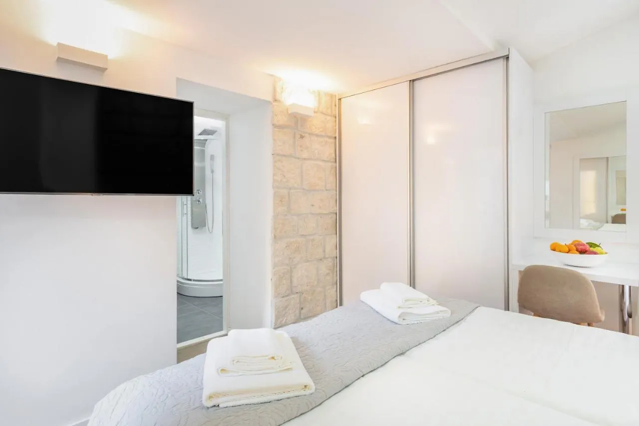 Feel Like An Emperor Apartments Split