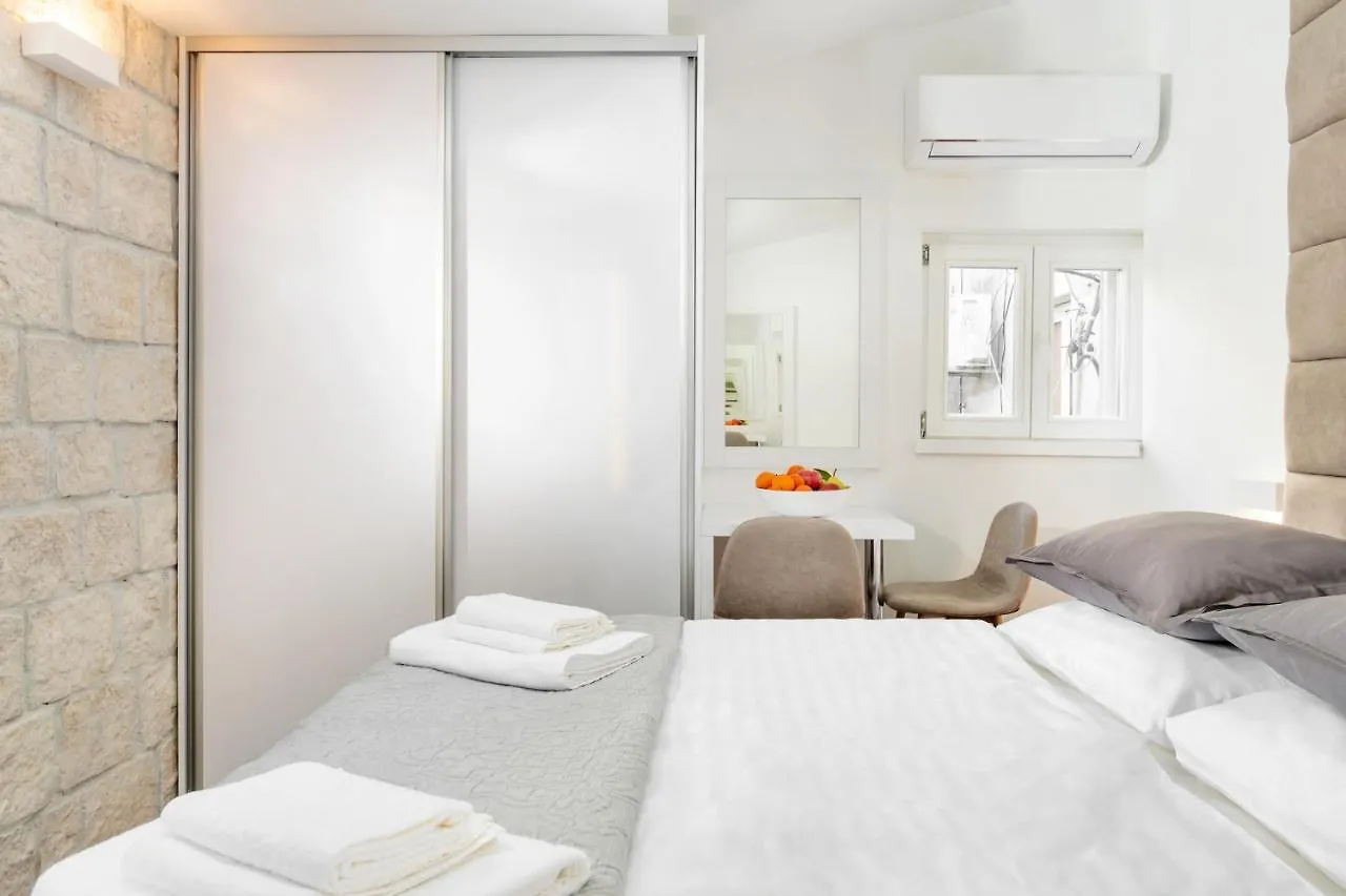 Feel Like An Emperor Apartments Split