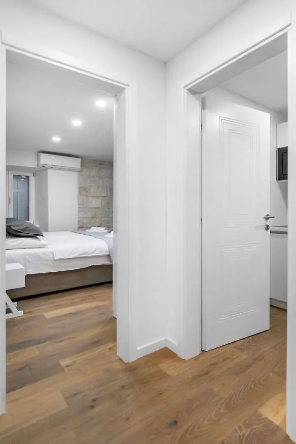 Feel Like An Emperor Apartments Split