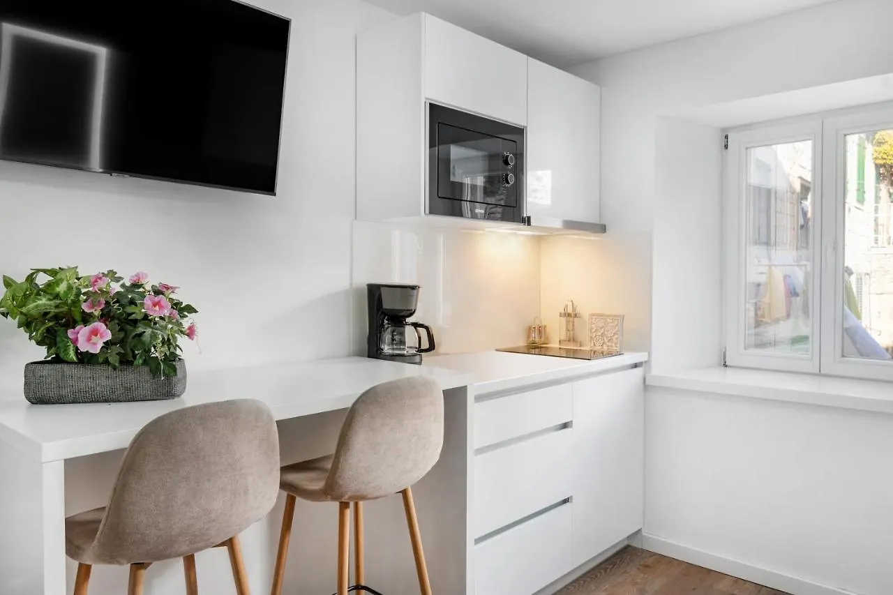 Feel Like An Emperor Apartments Split