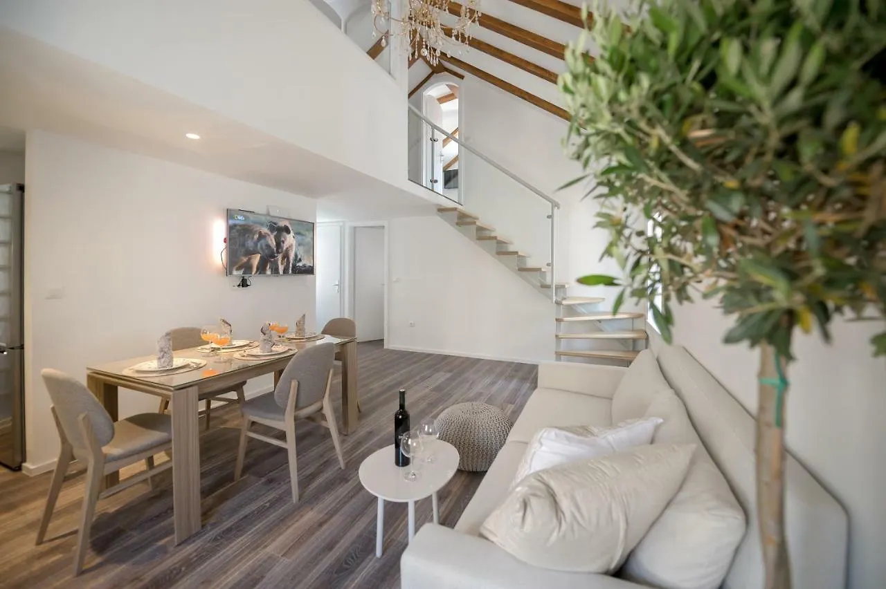 Feel Like An Emperor Apartments Split