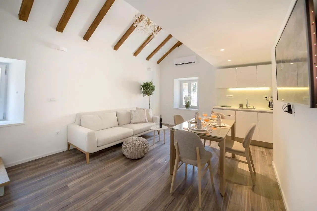 Feel Like An Emperor Apartments Split