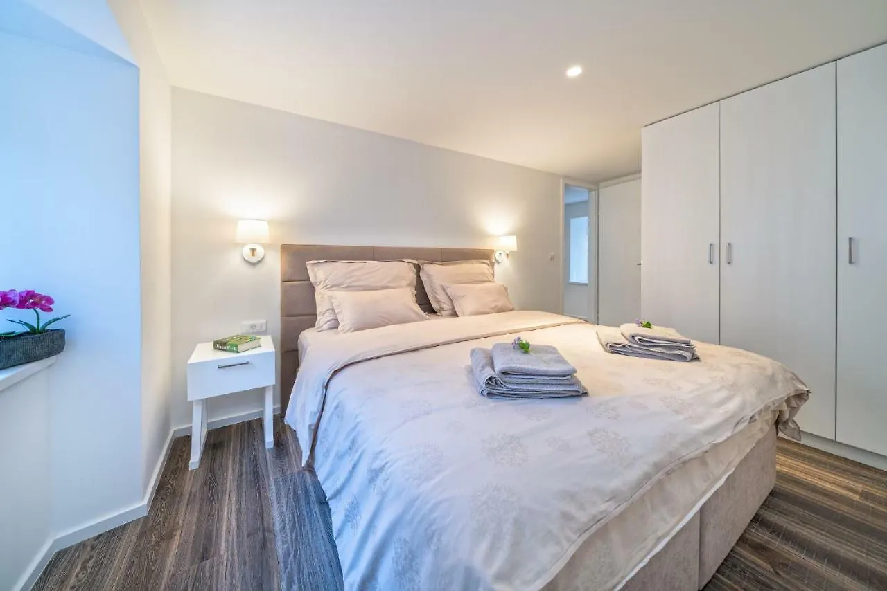 Feel Like An Emperor Apartments Split