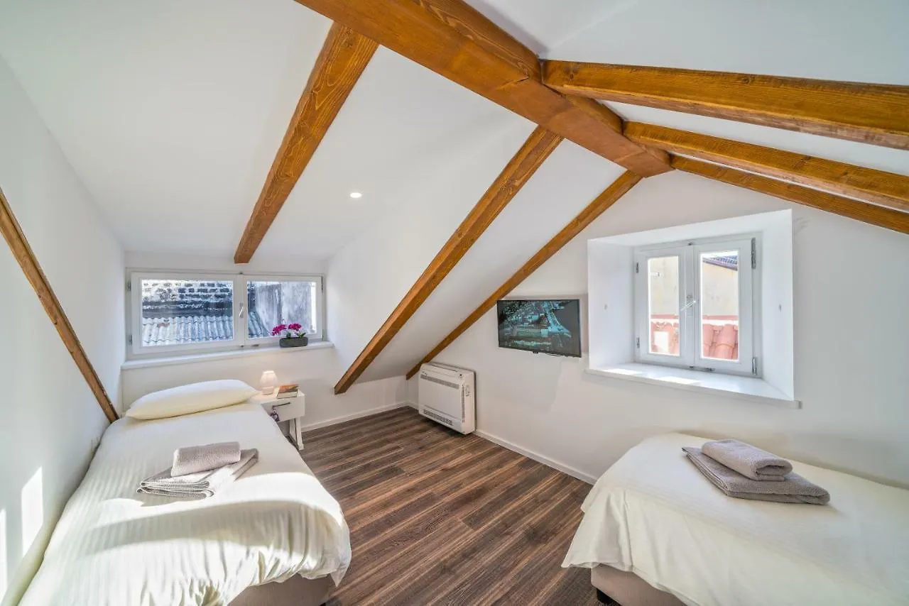 Feel Like An Emperor Apartments Split