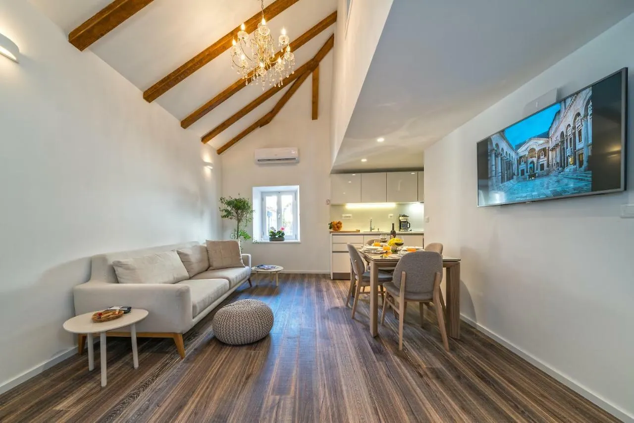 Feel Like An Emperor Apartments Split