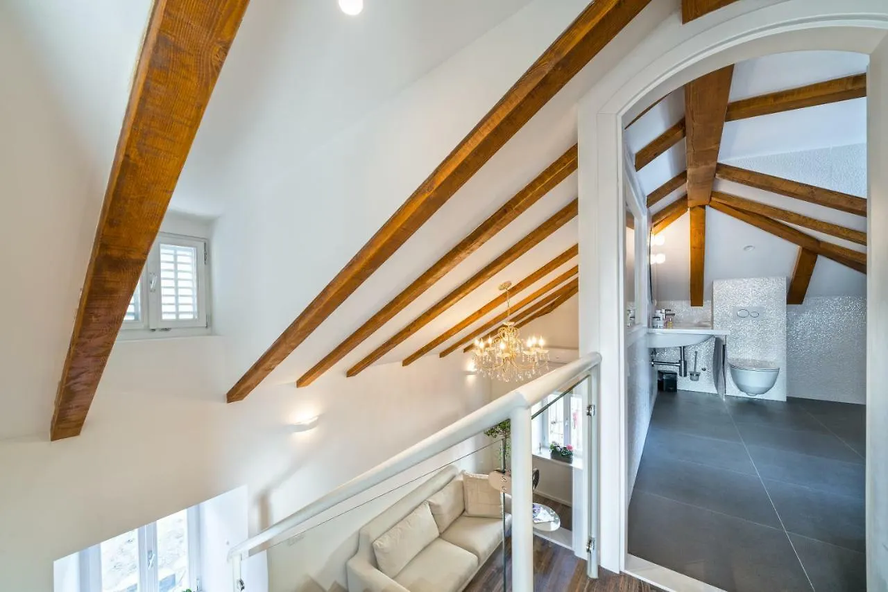 Feel Like An Emperor Apartments Split
