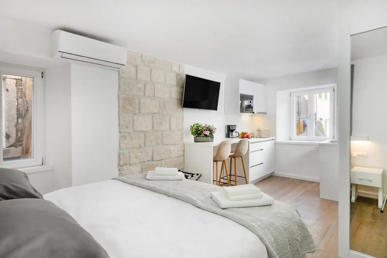 Feel Like An Emperor Apartments Split