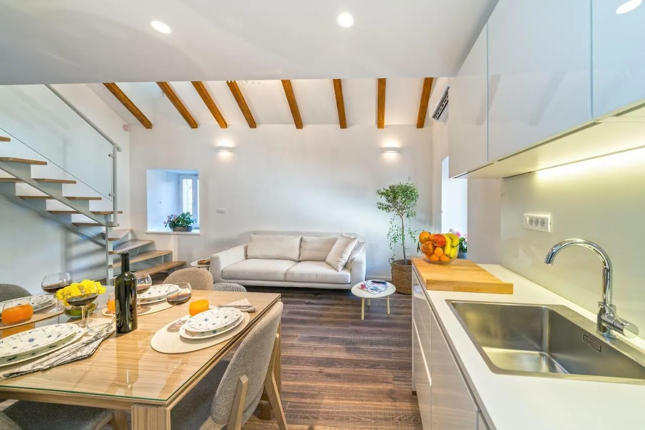 Feel Like An Emperor Apartments Split