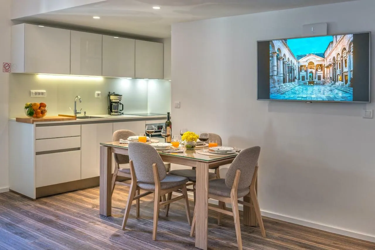 Feel Like An Emperor Apartments Split
